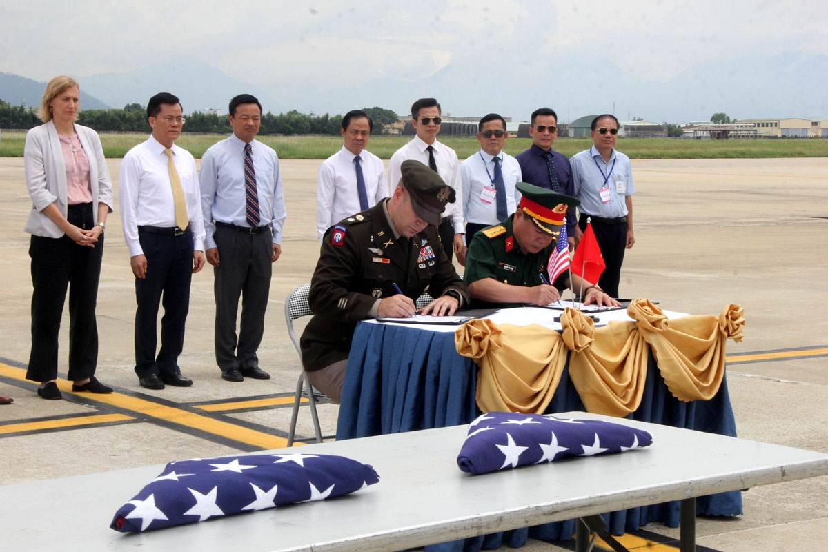 Vietnam hands over wartime servicemen’s remains to US